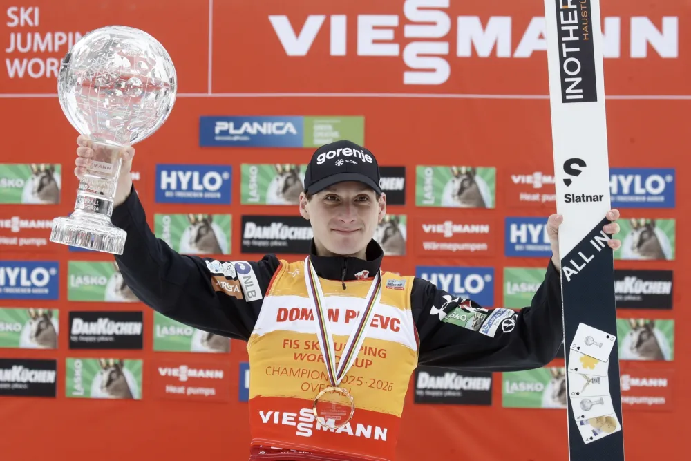 Domen Prevc sa Velikim kristalnim globusom