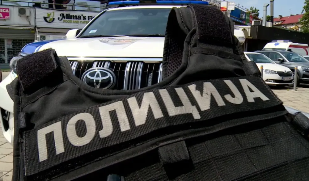Tenzije u Kuli: Mu&scaron;karci naoružani &scaron;tanglama i palicama sakrili se u zgradu, policija ih čuva od bijesnih građana