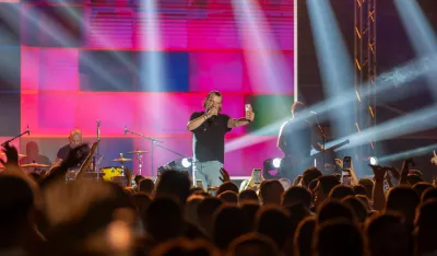 Aca Lukas uhap&scaron;en na aerodromu, sprema tužbu protiv organizatora, Rasta i Gile pro&scaron;li kontrolu