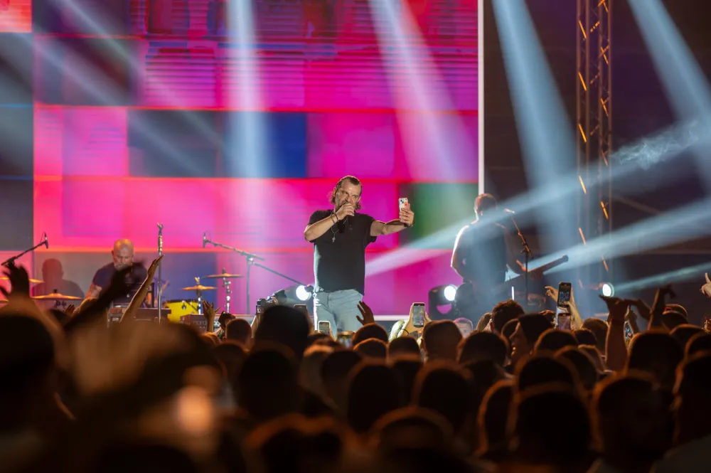 Aca Lukas uhap&scaron;en na aerodromu, sprema tužbu protiv organizatora, Rasta i Gile pro&scaron;li kontrolu