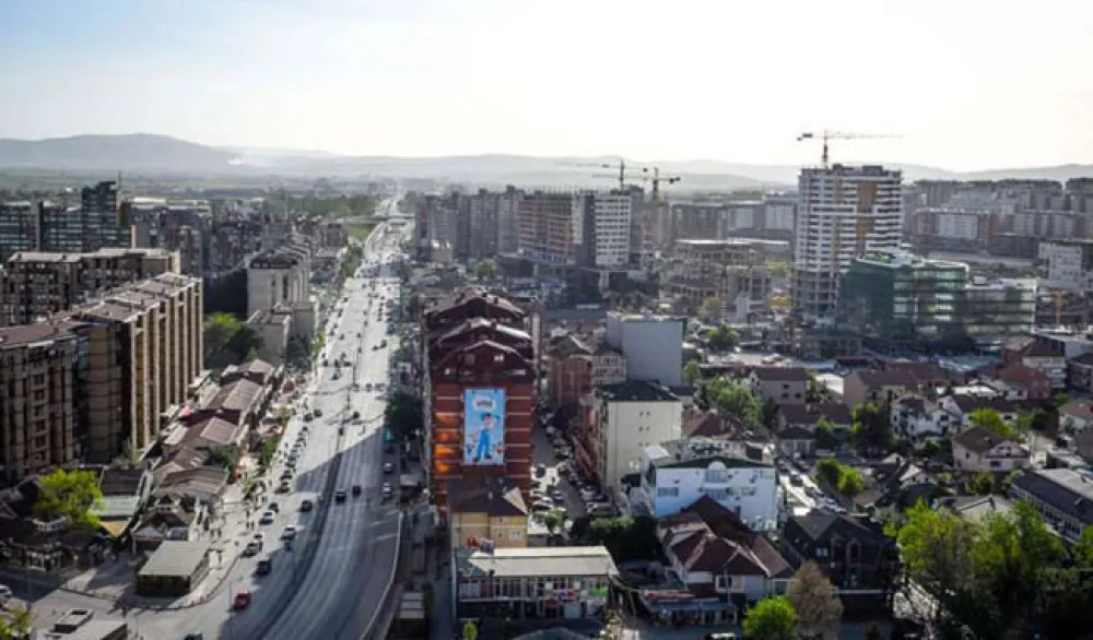 (VIDEO) Uru&scaron;ila se ulica u Pri&scaron;tini, velika jama usred puta