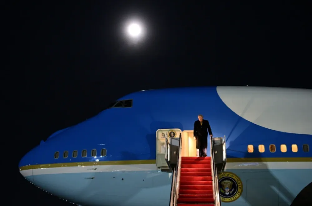 Napadnut Trampov avion