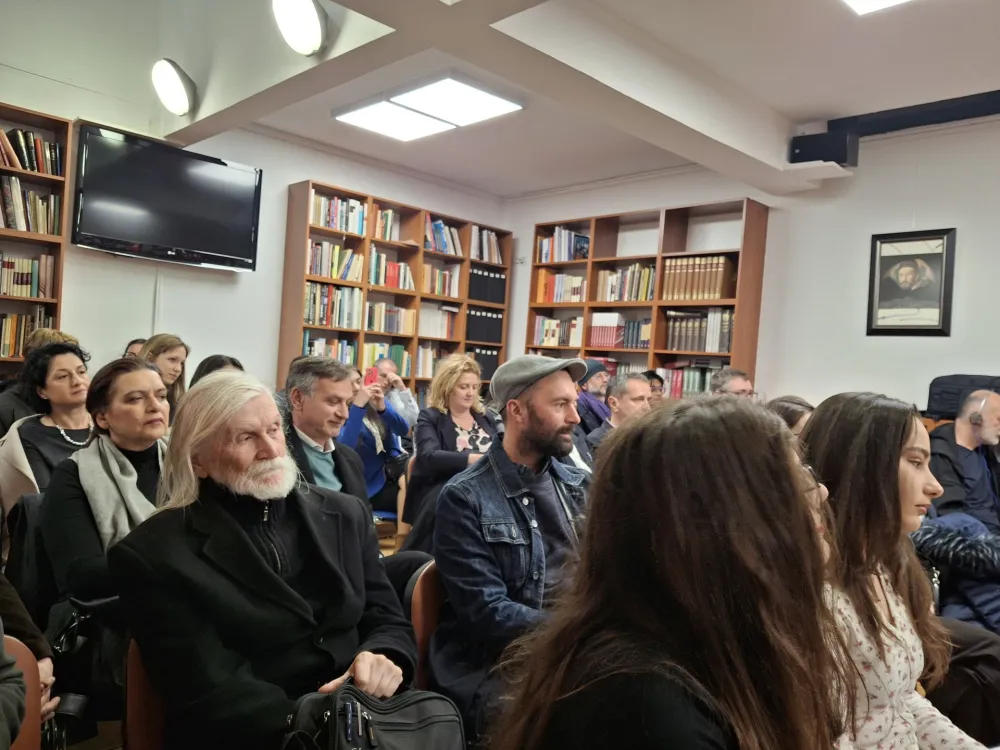 Kamij Lorans: Jezik je majka koja me je obgrlila