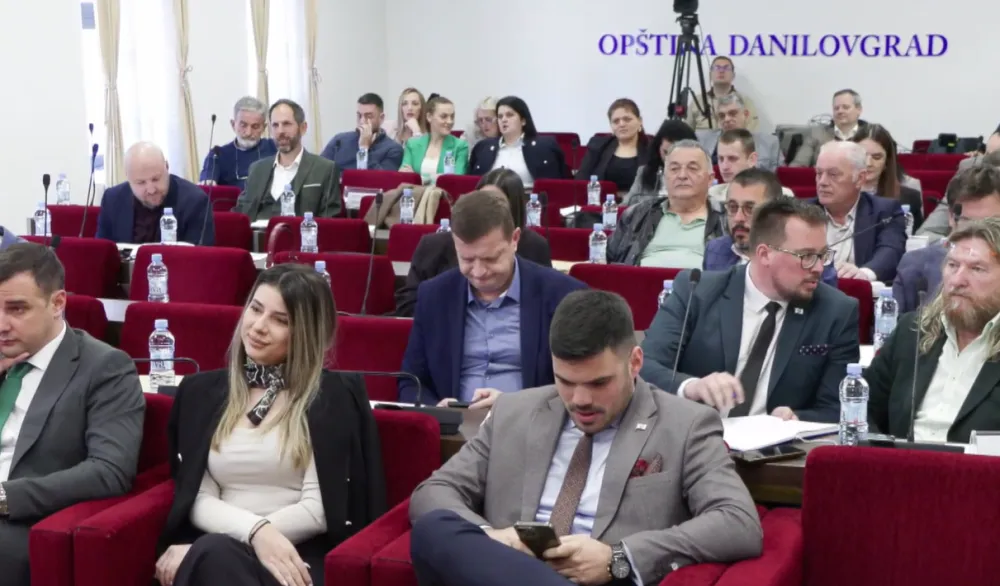 Odbornici danilovgradskog parlamenta raspravljali o uvećanju naknada: Svima isto, ili po učinku