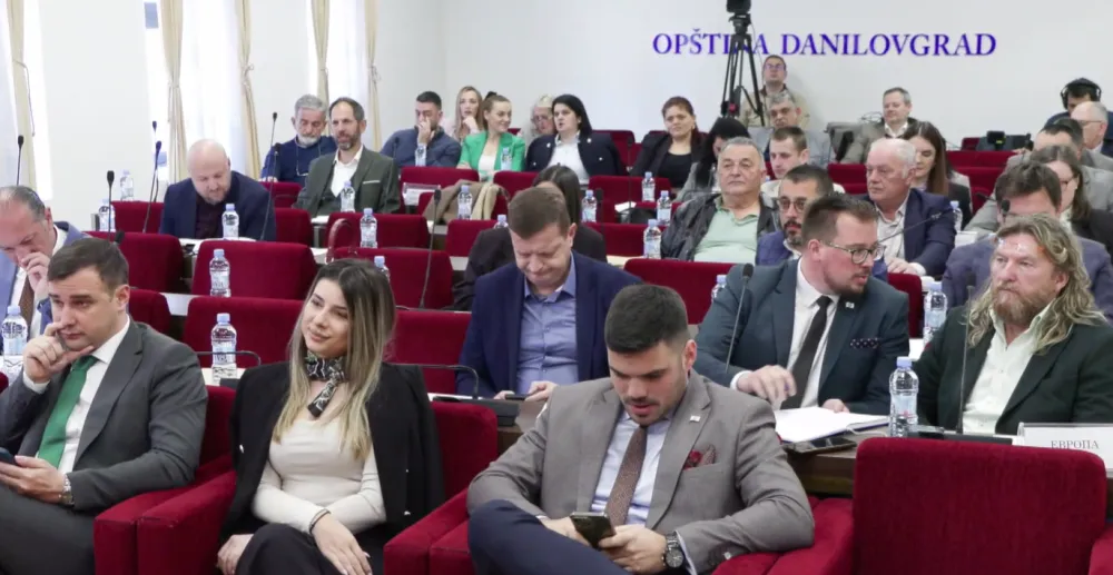 Odbornici danilovgradskog parlamenta raspravljali o uvećanju naknada: Svima isto, ili po učinku