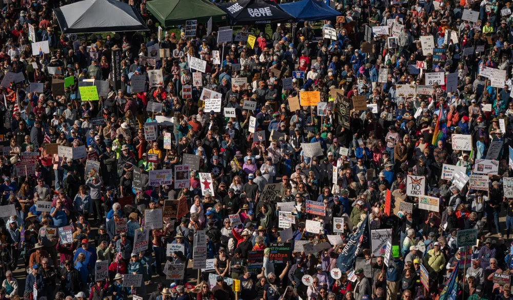 Demonstrantti okupljeni na protestima protiv Trampa &scaron;irom Amerike