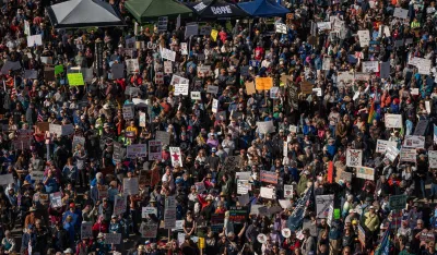 Demonstrantti okupljeni na protestima protiv Trampa &scaron;irom Amerike