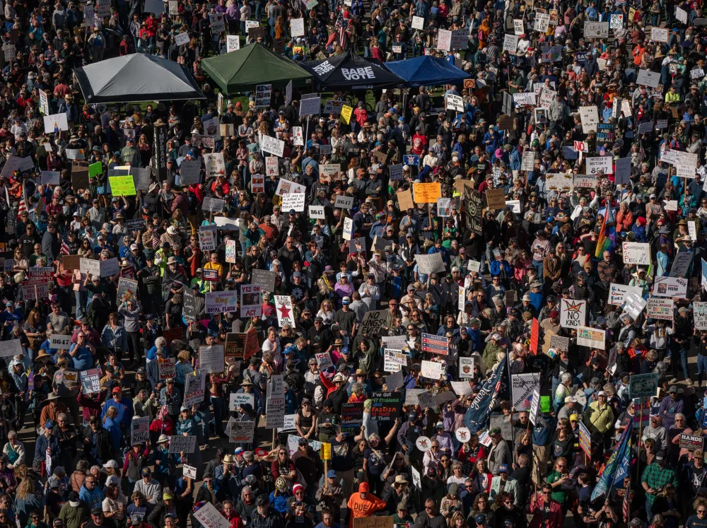Demonstrantti okupljeni na protestima protiv Trampa &scaron;irom Amerike