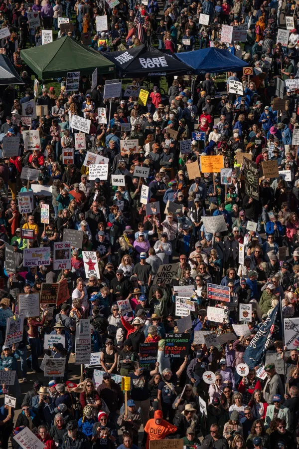 Demonstrantti okupljeni na protestima protiv Trampa &scaron;irom Amerike