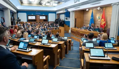 Partije ne žure da prikažu tokove novca