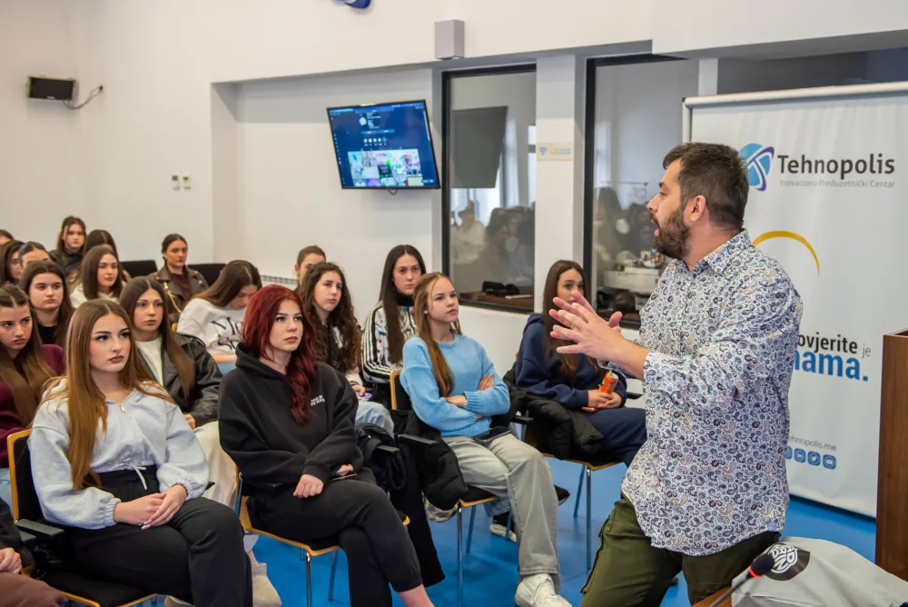 One sa partnerima pokreće kampanju "Djevojčice hakuju stereotipe"