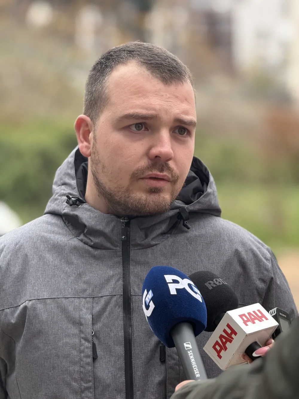 (FOTO/VIDEO) Stanovnici ispod Ljubovića traže da se stopira dalja izgradnja zgrada: Bore se za zrak sunca