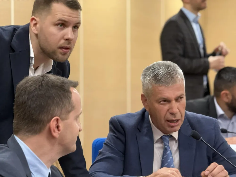 Sjednica skup&scaron;tine Glavnog grada, odbornici, opozicija, Budimir Mugo&scaron;a, Milo&scaron; Ma&scaron;ković