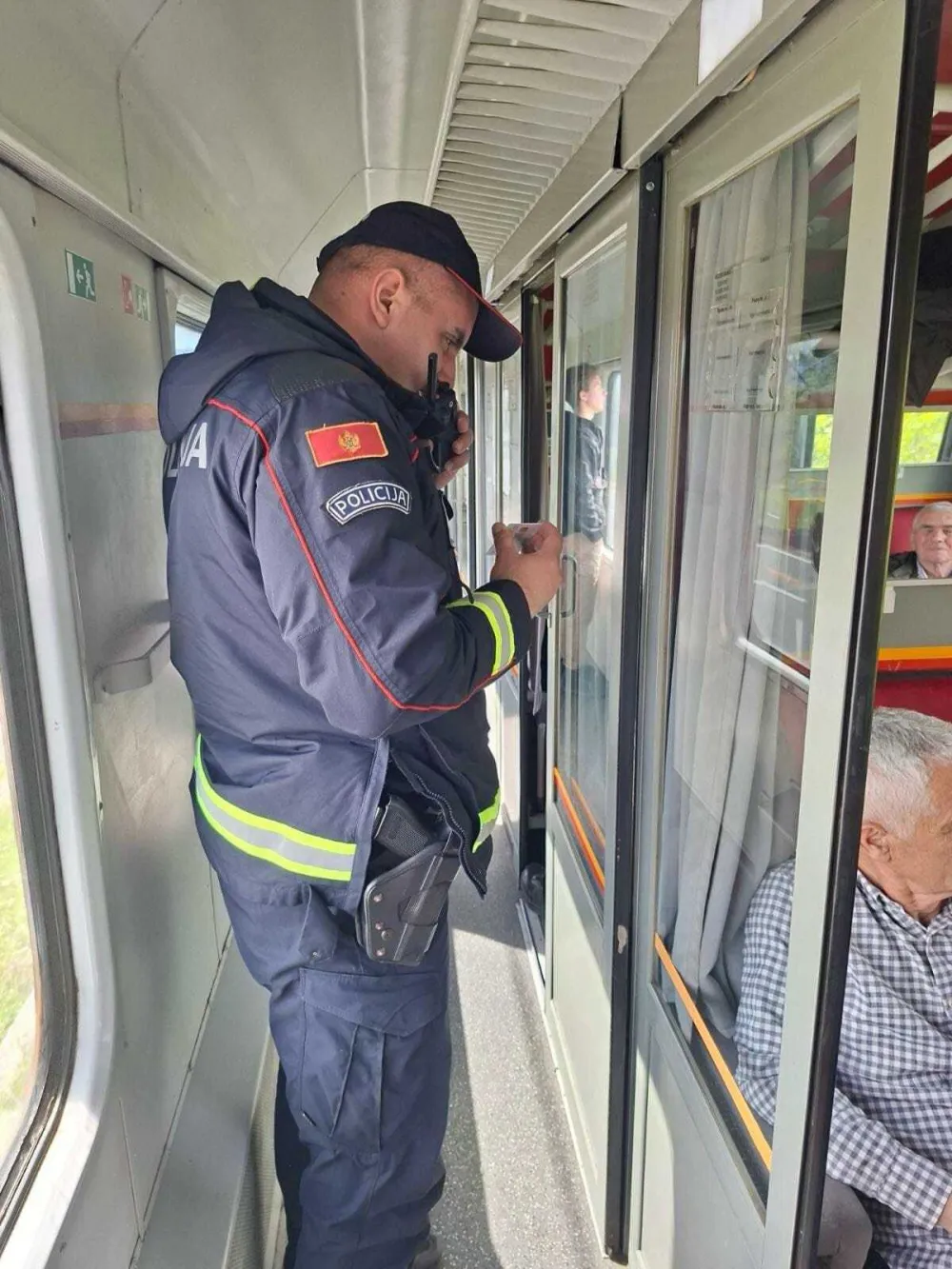 Policija kontroli&scaron;e putnike i stvari z željezničkom prevozu