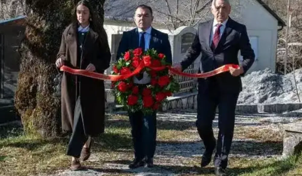 Položeni vijenci na grob Žarka Marinovića