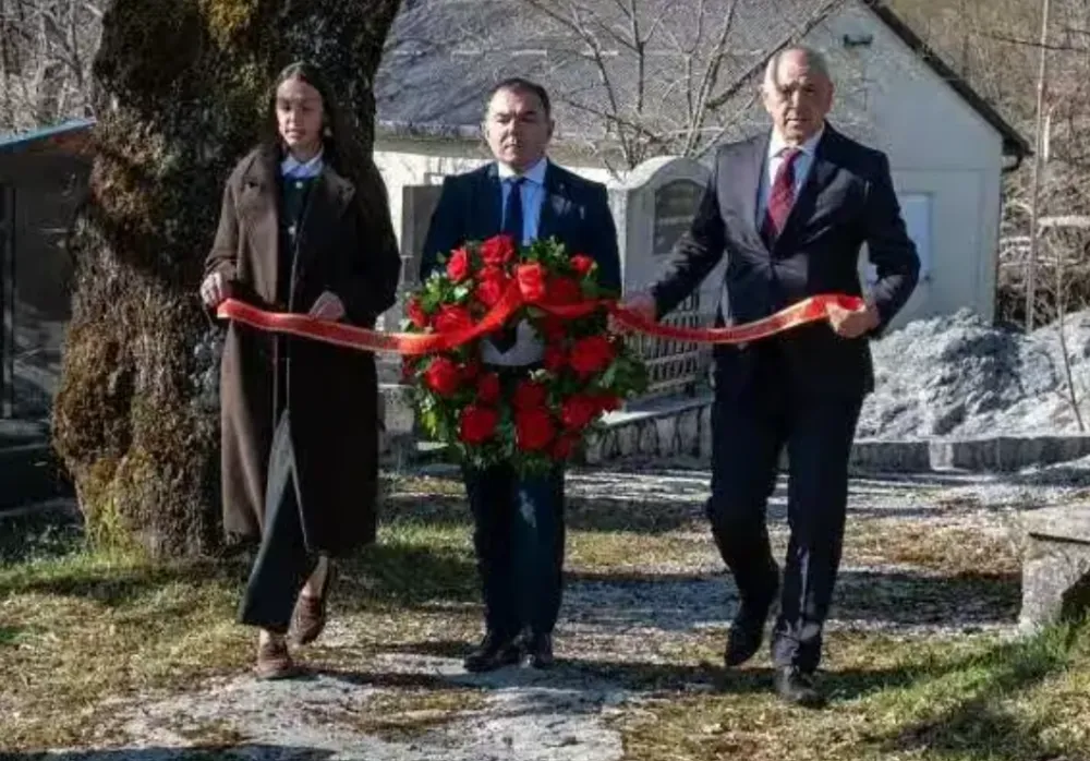 Položeni vijenci na grob Žarka Marinovića