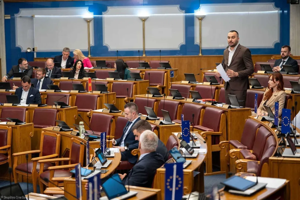 Skup&scaron;tina 7. aprila o državnim simbolima: Podr&scaron;ka braće iz NSD i SNP, ali braća iz PES-a ćute