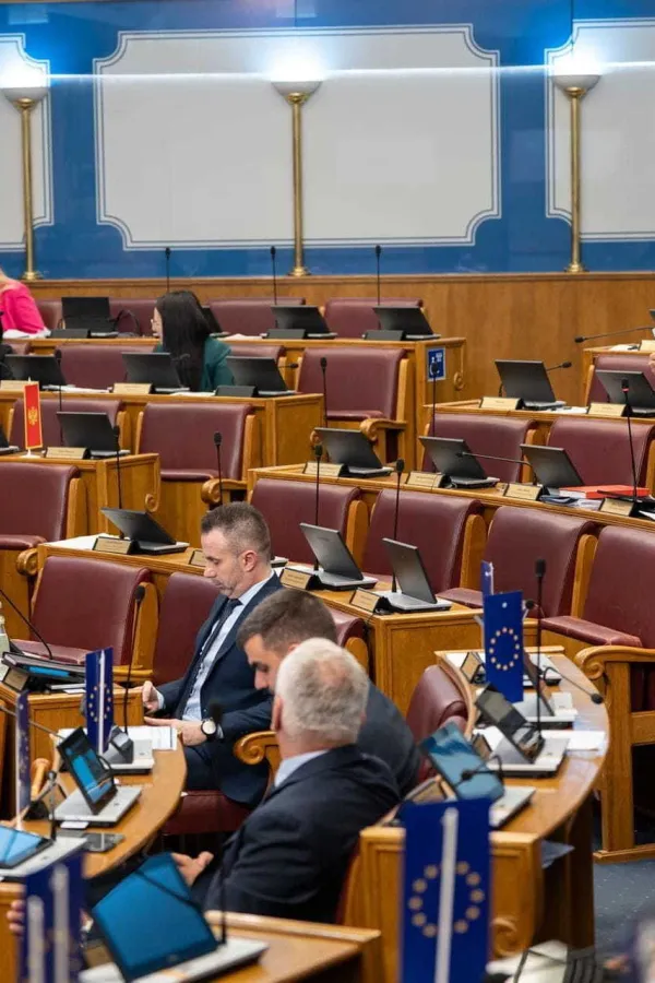 Skup&scaron;tina 7. aprila o državnim simbolima: Podr&scaron;ka braće iz NSD i SNP, ali braća iz PES-a ćute