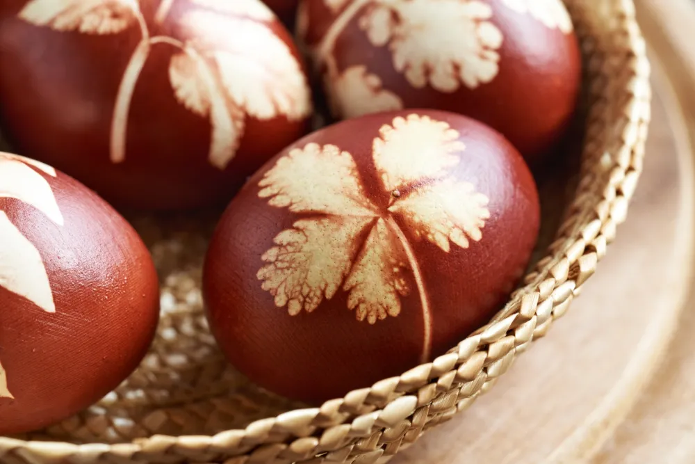 Uskr&scaron;nja jaja, Vaskrs, farbanje jaja