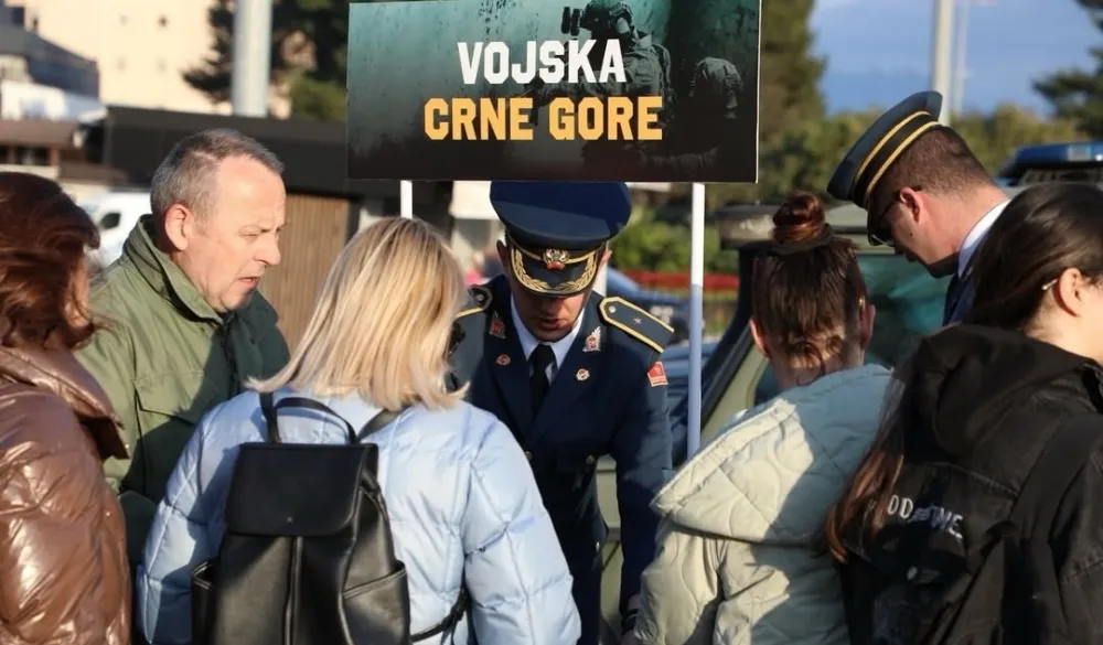 Sjutra prezentacija naoružanja, vojne opreme i vozila na gradskom trgu u Beranama