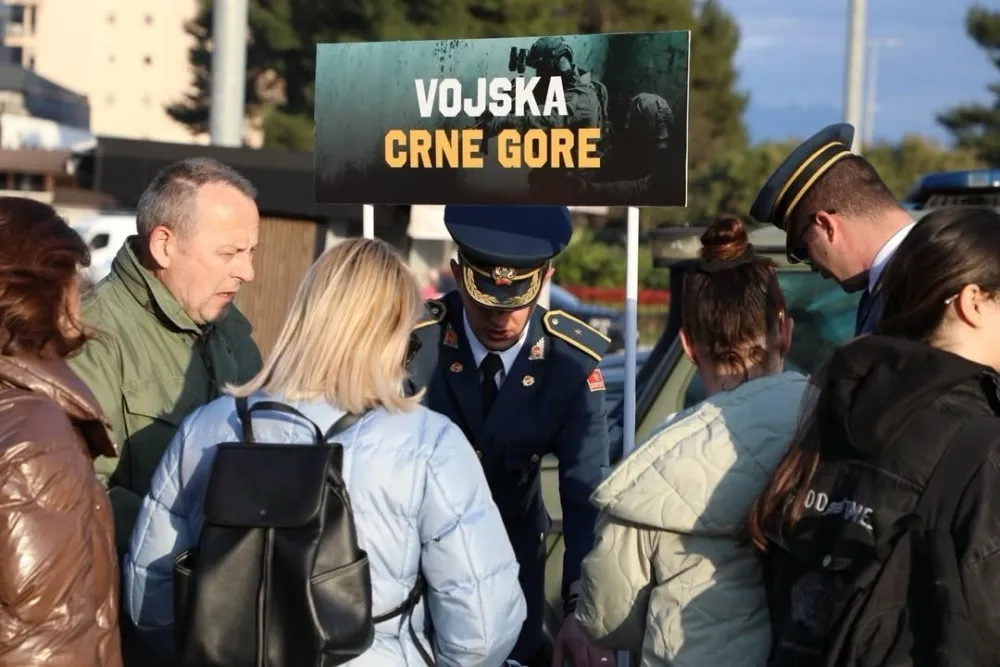 Sjutra prezentacija naoružanja, vojne opreme i vozila na gradskom trgu u Beranama