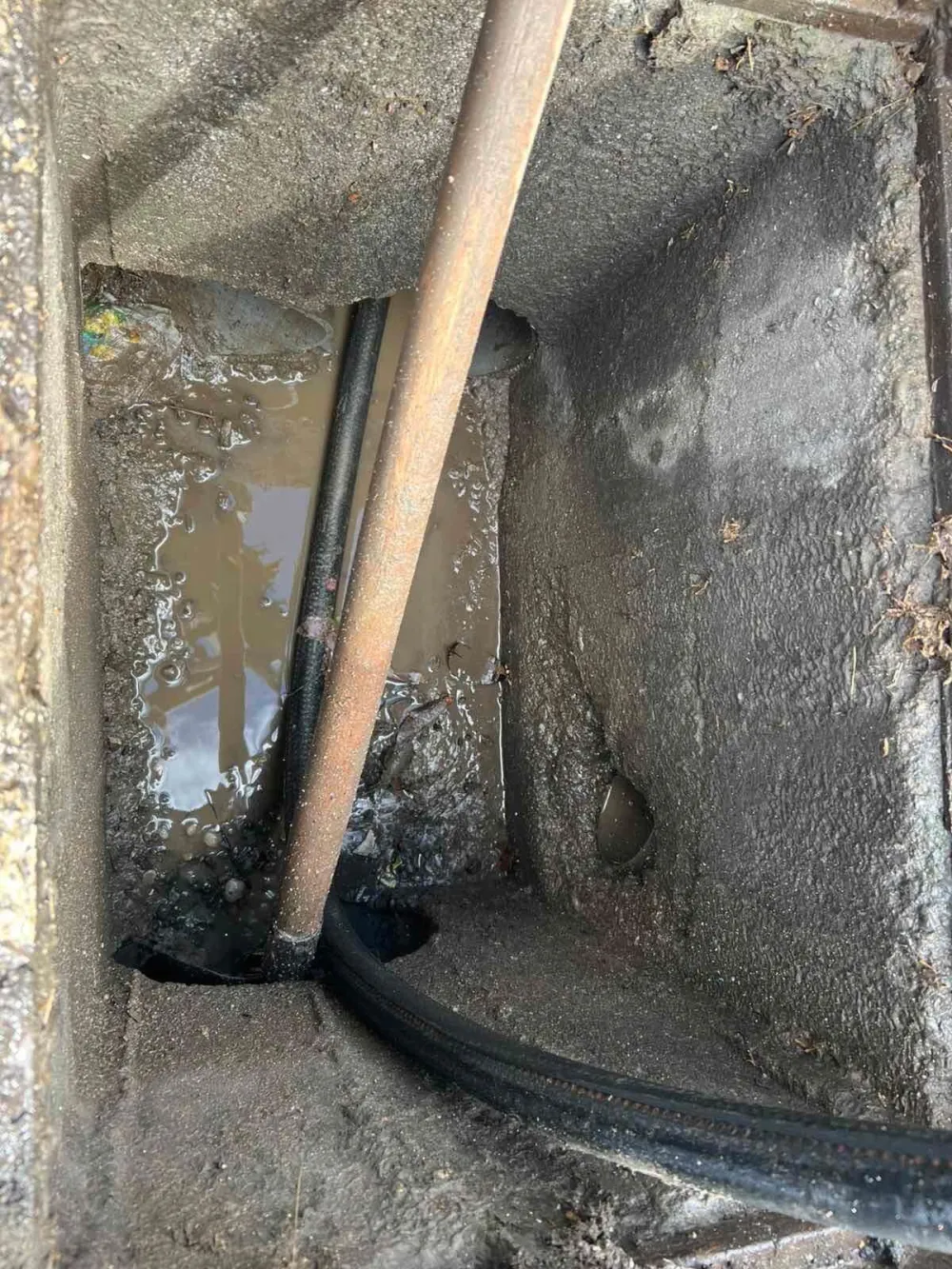 Veliki broj građana Tuzi nelegalno priključio fekalnu u atmosfersku kanalizaciju: Umjesto ki&scaron;nice fekalne vode, mulj i otpad