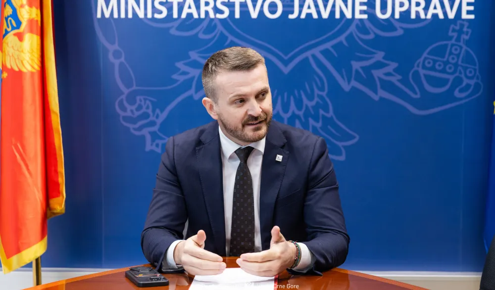 Ministar Dukaj govori na forumu Evropskog univerziteta u Tirani