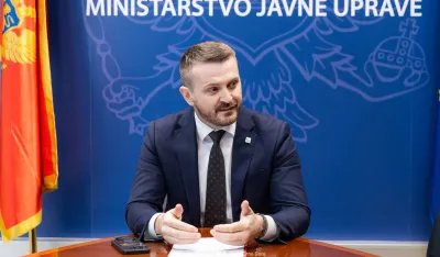 Ministar Dukaj govori na forumu Evropskog univerziteta u Tirani
