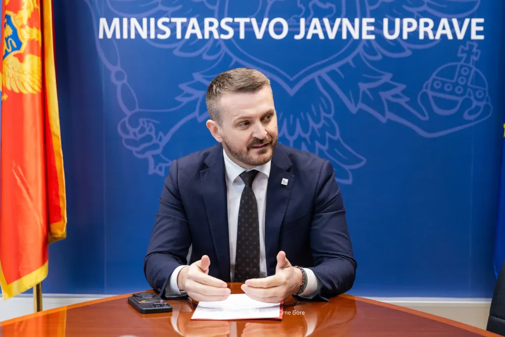 Ministar Dukaj govori na forumu Evropskog univerziteta u Tirani