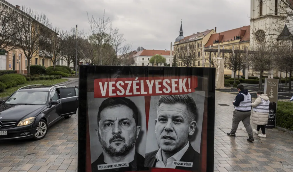 Izborni transparent na kom su prikazani Volodimir Zelenski i Peter Mađar