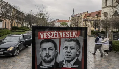 Izborni transparent na kom su prikazani Volodimir Zelenski i Peter Mađar