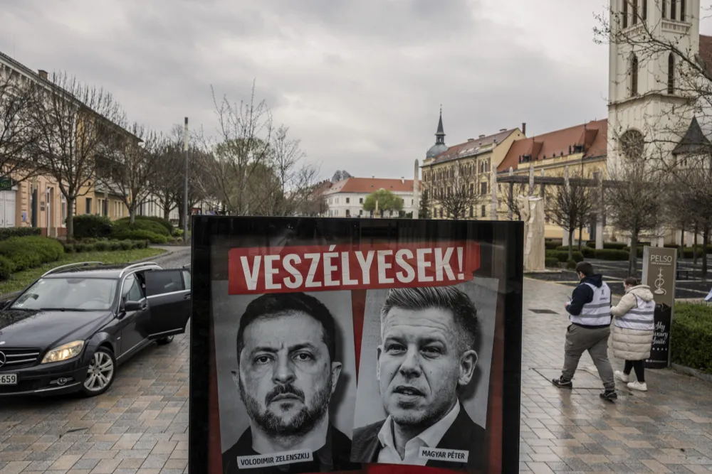 Izborni transparent na kom su prikazani Volodimir Zelenski i Peter Mađar