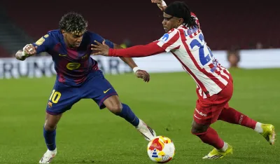 epa12792995 Barcelona's Lamine Yamal (L) in action against Atletico's Ademola Lookman during the Spanish King's Cup second leg semifinal soccer match between FC Barcelona and Atletico Madrid, in Barcelona, Spain, 03 March 2026. EPA/Enric Fontcuberta