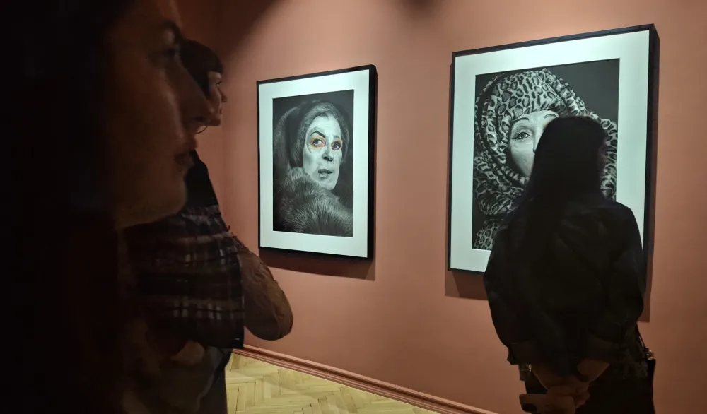 Detalj s otvaranja izožbe fotografija Sindi &Scaron;erman