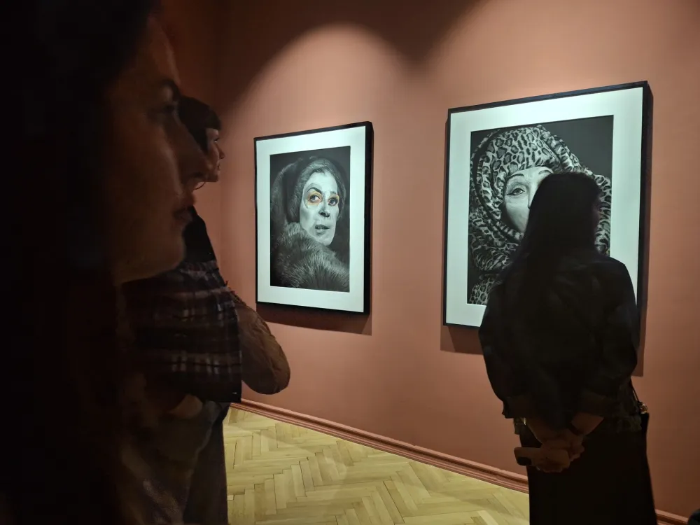 Detalj s otvaranja izožbe fotografija Sindi &Scaron;erman