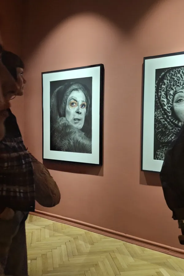Detalj s otvaranja izožbe fotografija Sindi &Scaron;erman
