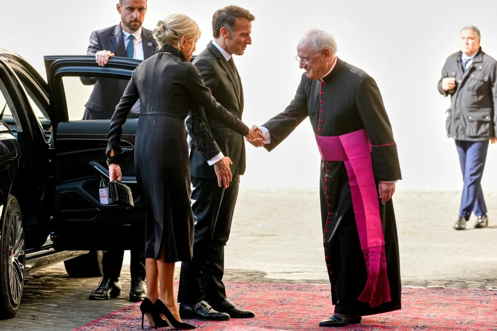 Makron sa suprugom posjetio Vatikan, papi donio neobične poklone