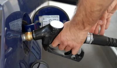 Gorivo će pojeftiniti pet do &scaron;est centi po litru