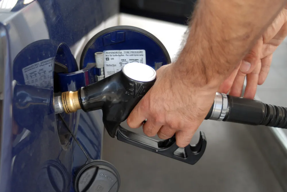 Gorivo će pojeftiniti pet do &scaron;est centi po litru