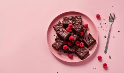 Čokoladne kocke s malinama jednostavan desert koji osvaja ukusom