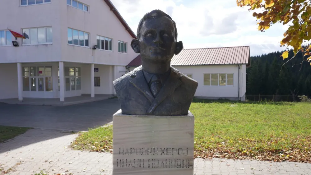 Ukradena spomen-bista narodnog heroja Miluna Ivanovića iz dvori&scaron;ta &scaron;kole u Rožajama