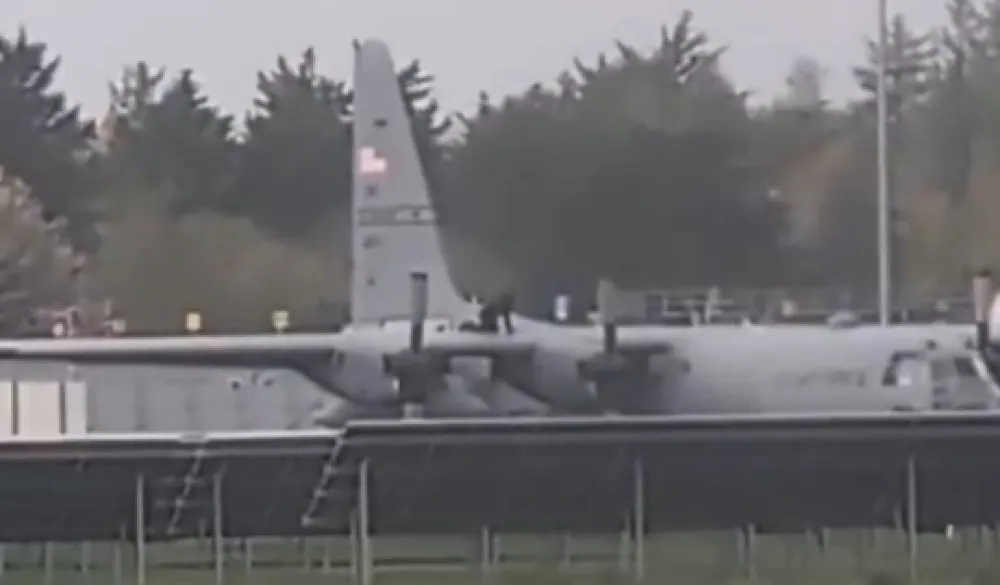 Irska: Mu&scaron;karac se popeo na američki vojni avion i o&scaron;tetio ga