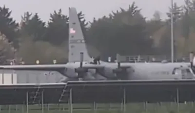 Irska: Mu&scaron;karac se popeo na američki vojni avion i o&scaron;tetio ga