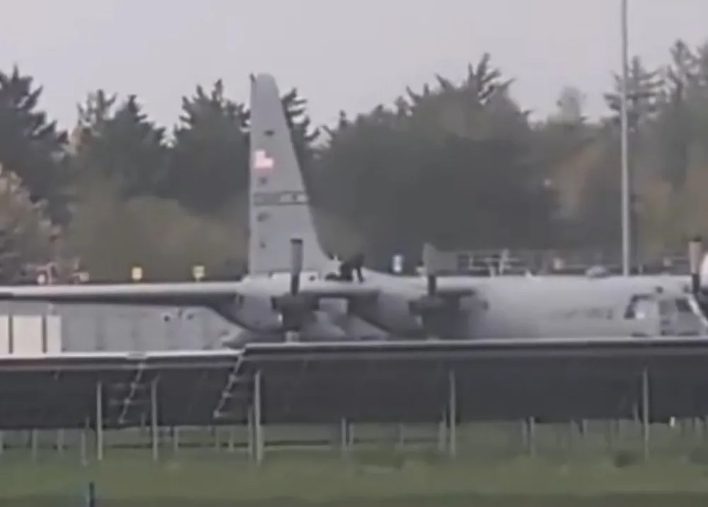 Irska: Mu&scaron;karac se popeo na američki vojni avion i o&scaron;tetio ga