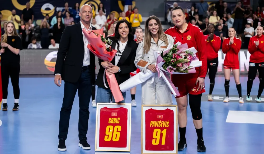 Uramljeni dresovi za Itanu Grbić i Ivonu Pavićević