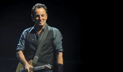 Brus Springstin objavio snimak &ldquo;Purple Rain&rdquo; sa otvaranja turneje u Mineapolisu