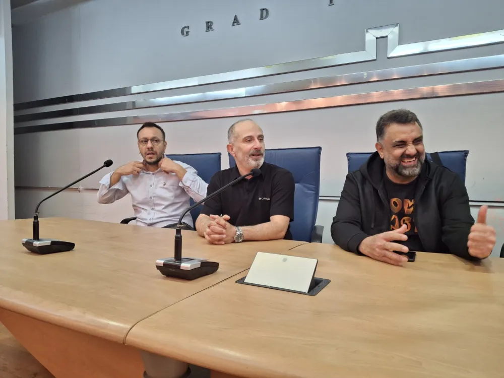 ЧЛАНОВИ ТРИЈА ПРЕД ПОЧЕТАК РАЗГОВОРА С НОВИНАРИМА