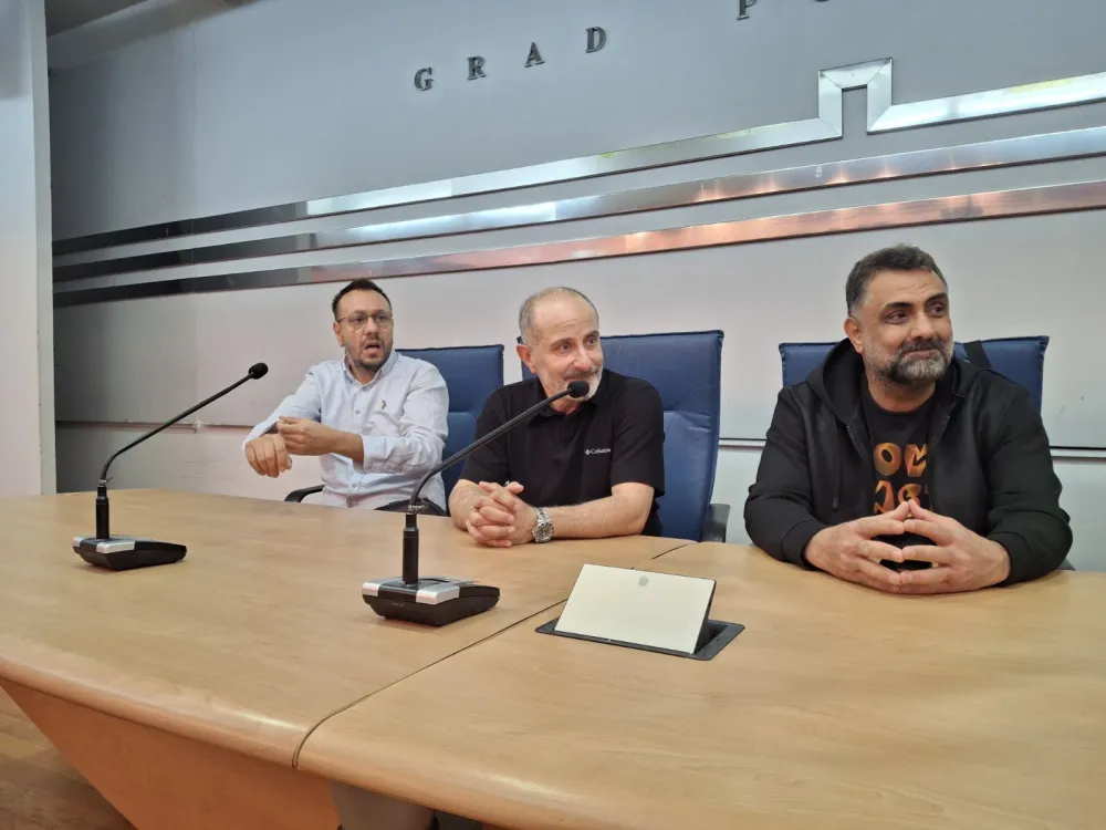 ЧЛАНОВИ ТРИЈА ПРЕД ПОЧЕТАК РАЗГОВОРА С НОВИНАРИМА