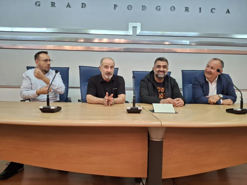 ЧЛАНОВИ ТРИЈА ПРЕД ПОЧЕТАК РАЗГОВОРА С НОВИНАРИМА