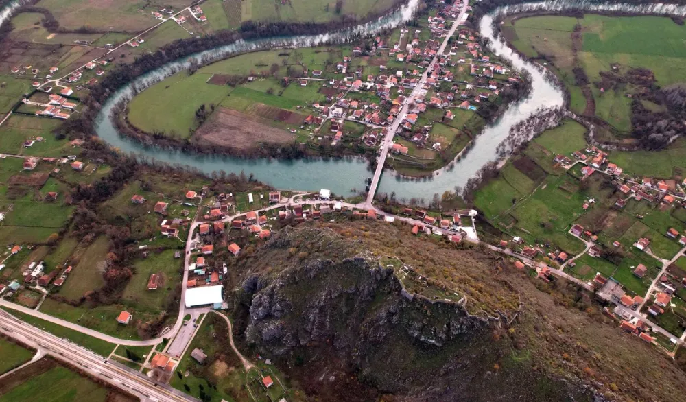 Vlada dala tri parcele za pro&scaron;irenje groblja u Zuri kod Spuža: Op&scaron;tini ustupljeno 20.000 kvadrata zemlji&scaron;ta